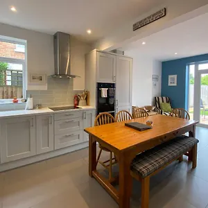 https://charming-3-bed-house-and-garden-pet-friendly.bournemouth-hotels.org