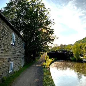 https://cosy-cottage-with-a-canal-view.yorkshirehotels.net