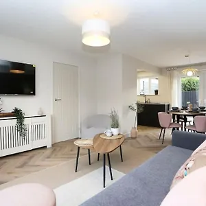 Xxbrand Newxx Sleeps 8, Stylish Japandi House Blackpool